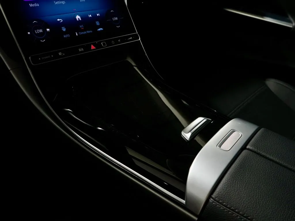 2025 Mercedes-Benz C-Class Sedan C 300 - Photo 21