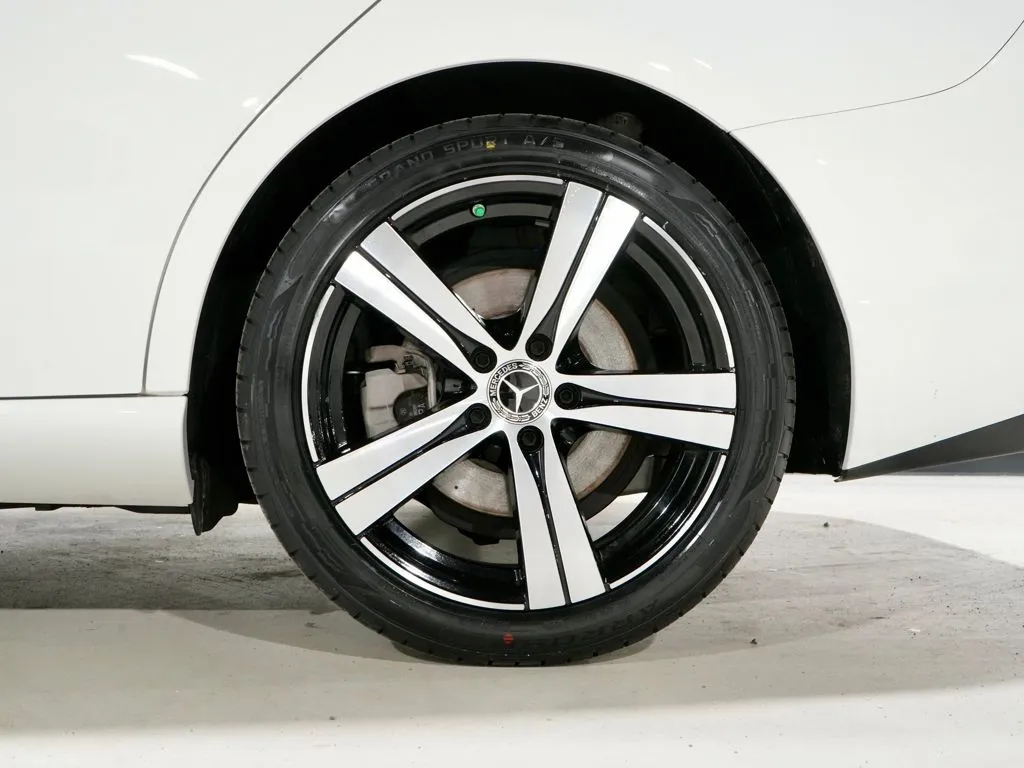 2025 Mercedes-Benz C-Class Sedan C 300 - Photo 33