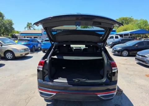 More photos of 2022 Volkswagen Atlas Cross Sport 2.0T SEL at Dream Work Automotive, NC
