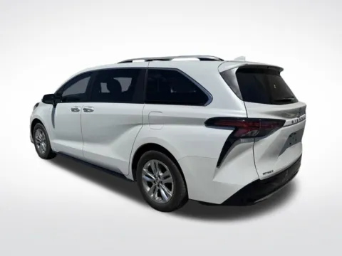 More photos of 2022 Toyota Sienna Limited at Dream Work Automotive, NC