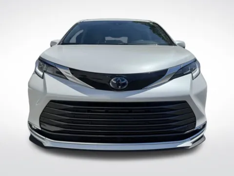 More photos of 2022 Toyota Sienna Limited at Dream Work Automotive, NC