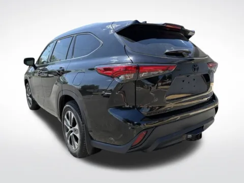 More photos of 2021 Toyota Highlander XLE at Dream Work Automotive, NC