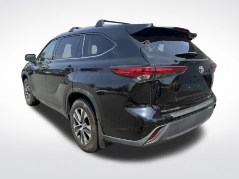 More photos of 2022 Toyota Highlander XLE at Dream Work Automotive, NC