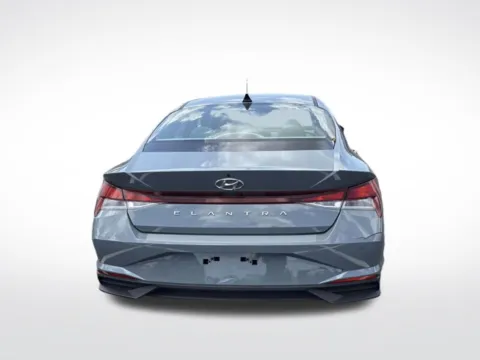 More photos of 2022 Hyundai Elantra SE at Dream Work Automotive, NC