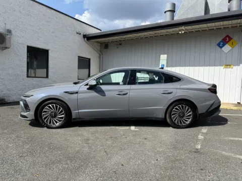 Photos of 2024 Hyundai Sonata Hybrid SEL for sale in Charlotte, NC at Dream Work Automotive