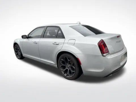 More photos of 2019 Chrysler 300 Touring at Dream Work Automotive, NC