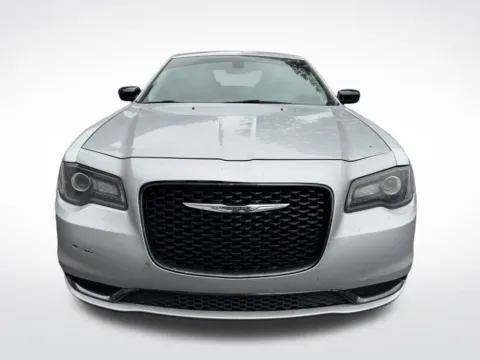 More photos of 2019 Chrysler 300 Touring at Dream Work Automotive, NC