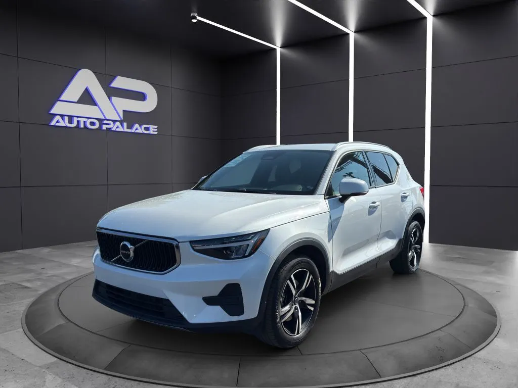 White 2023 VOLVO XC40 CORE for sale in Columbus, OH