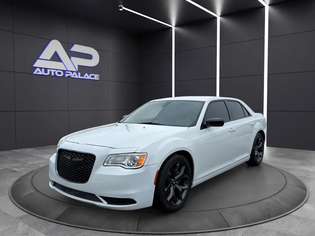 2023 Chrysler 300 Touring's photo