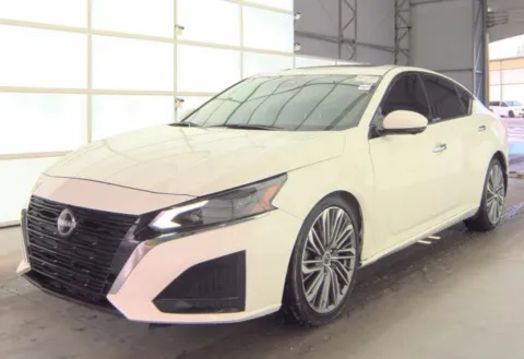 White 2023 NISSAN ALTIMA SL for sale in Columbus, OH