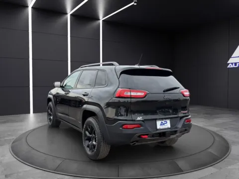 More photos of 2015 JEEP CHEROKEE TRAILHAWK KBB VALUE 15,500 WOW at Auto Palace, OH