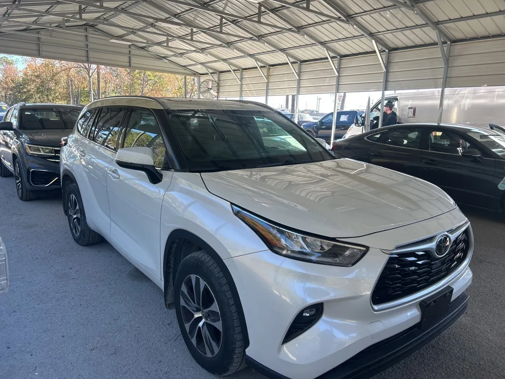 White 2020 Toyota Highlander XLE for sale in Summerville, SC
