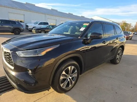 Photos of 2021 Toyota Highlander XLE for sale in Summerville, SC at Automaxx of the Carolinas