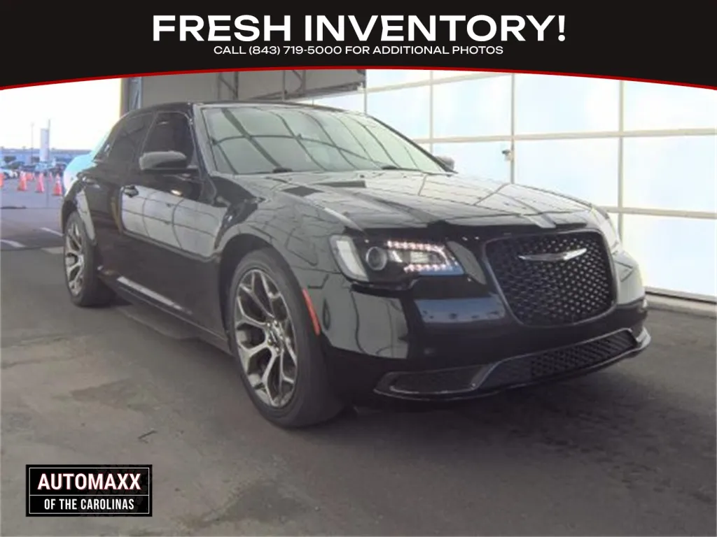 2018 Chrysler 300 Touring's photo