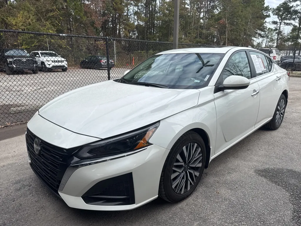 White 2023 Nissan Altima 2.5 SV for sale in Summerville, SC