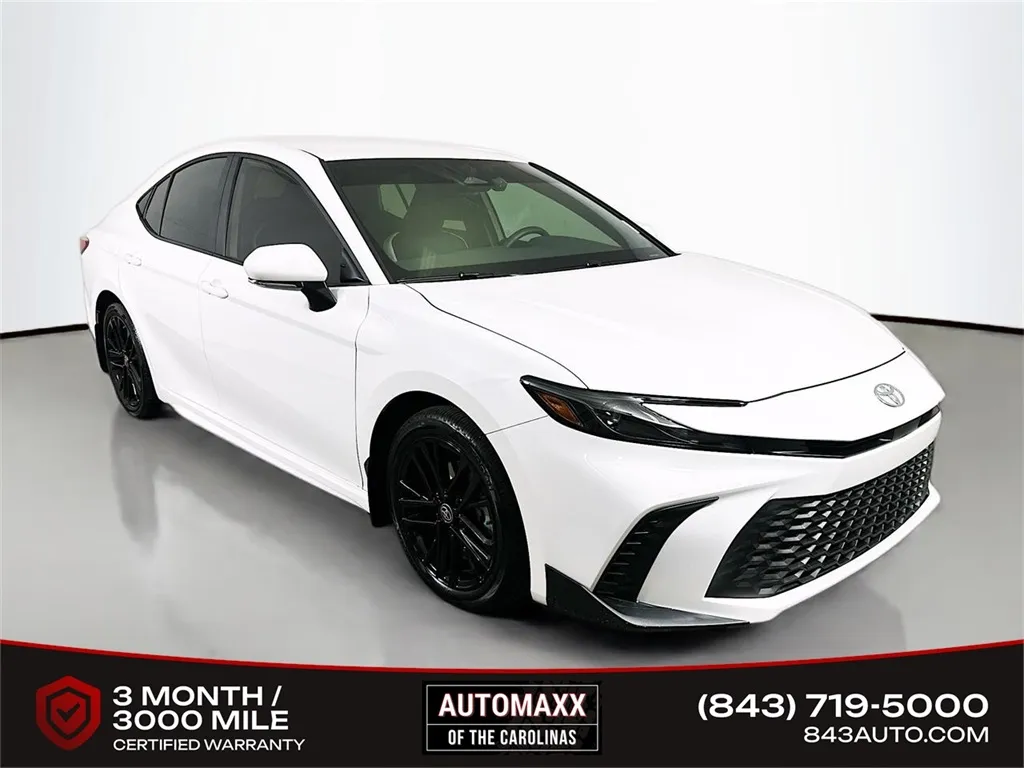 2025 Toyota Camry SE's photo