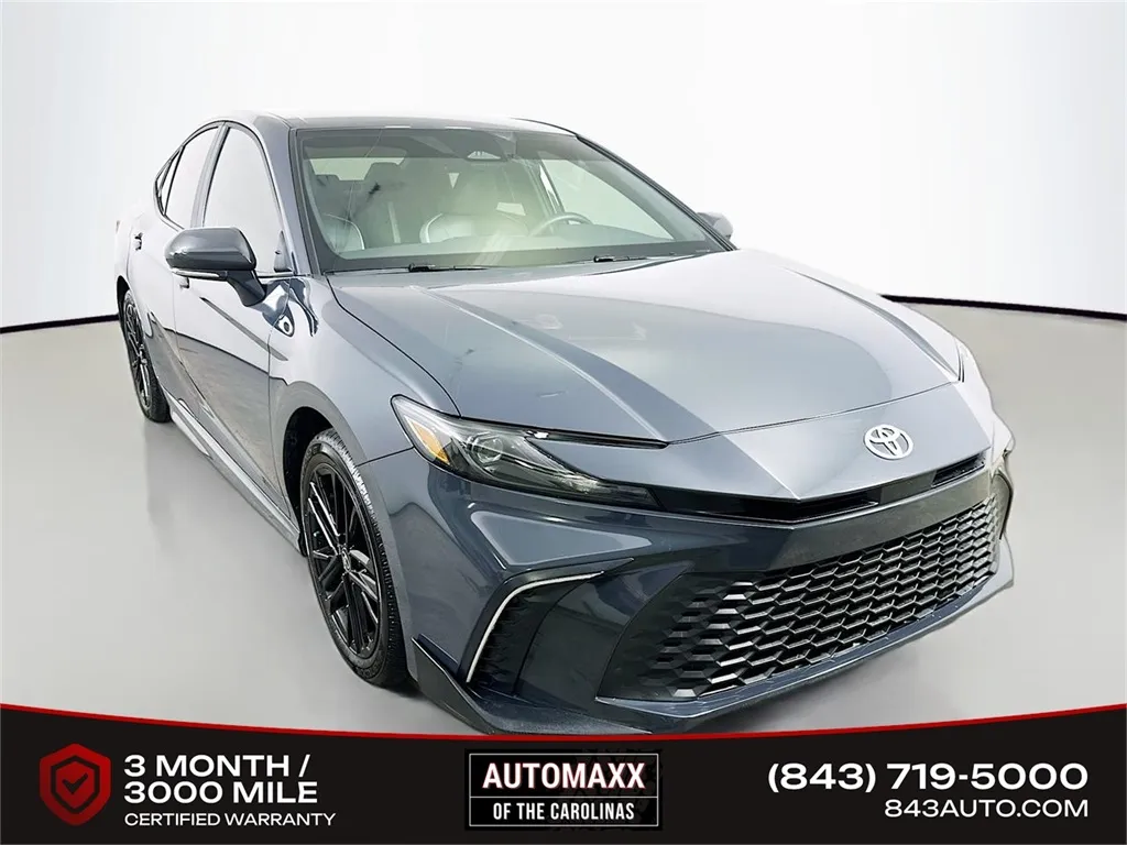 2025 Toyota Camry SE's photo