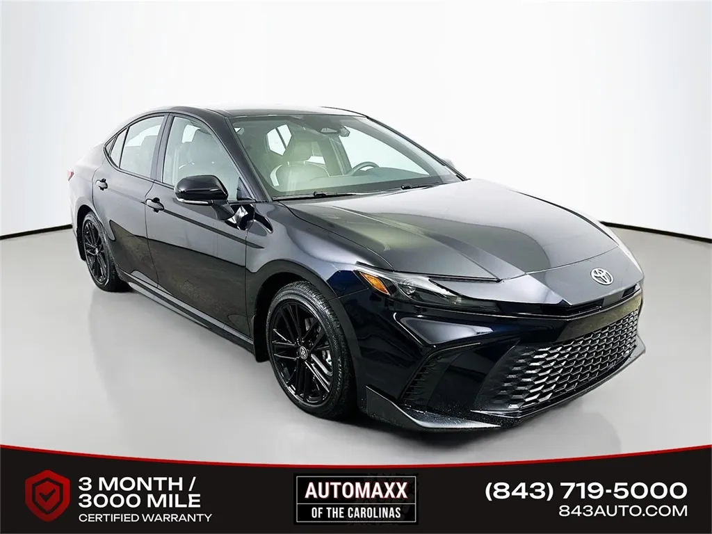 2025 Toyota Camry SE's photo