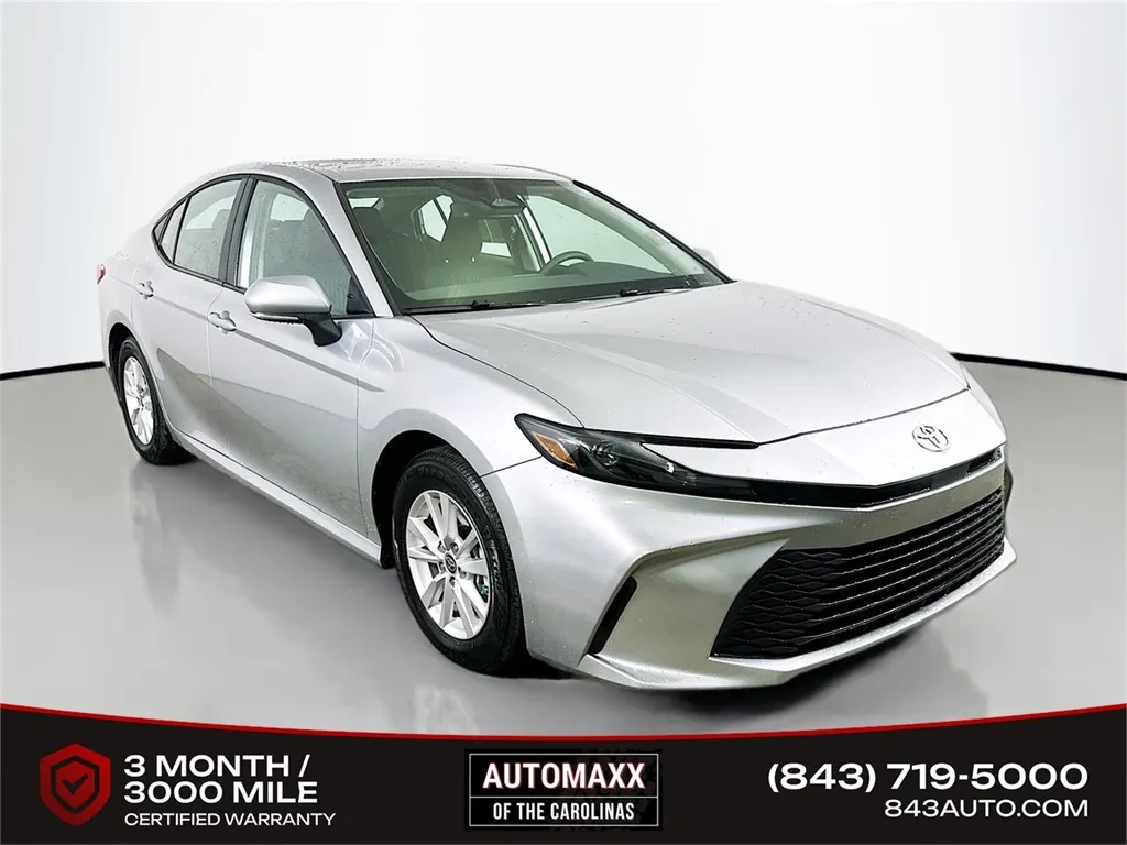 2025 Toyota Camry LE's photo
