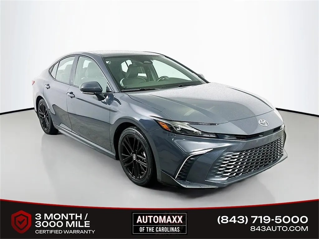 2025 Toyota Camry SE's photo