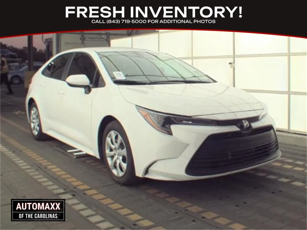 2024 Toyota Corolla LE's photo