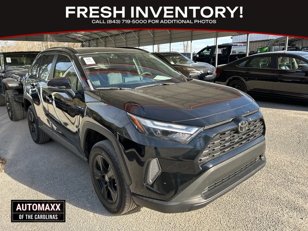2023 Toyota RAV4 XLE's photo