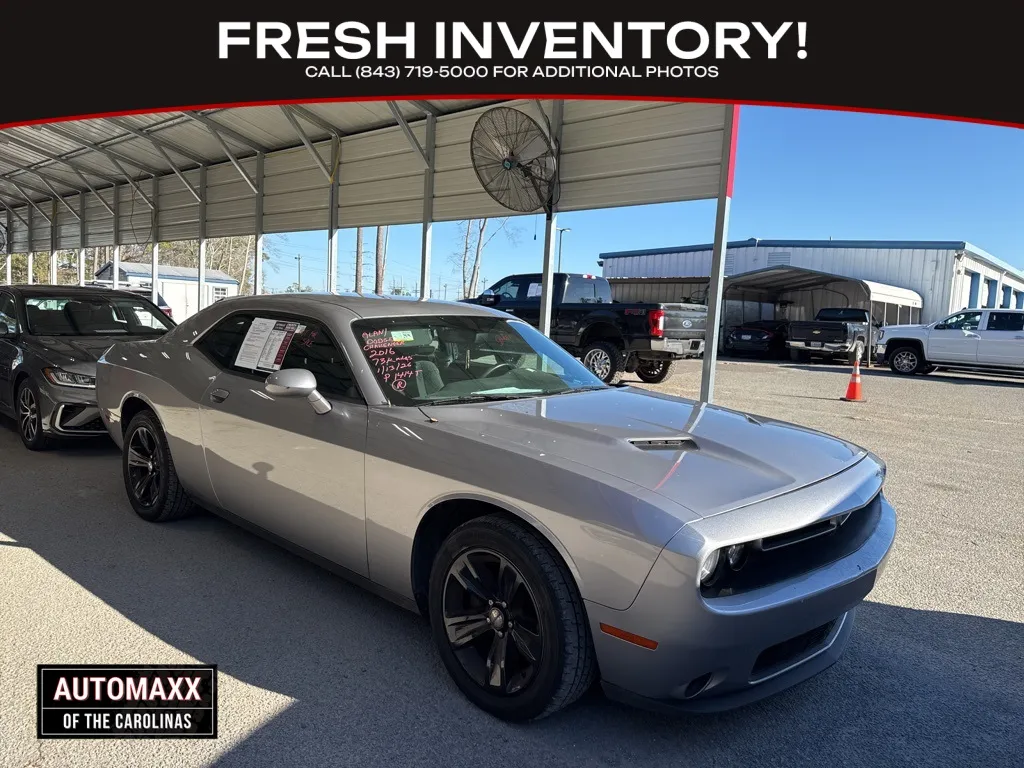 2016 Dodge Challenger SXT's photo