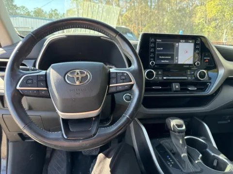 More photos of 2022 Toyota Highlander XLE at Automaxx of the Carolinas, SC