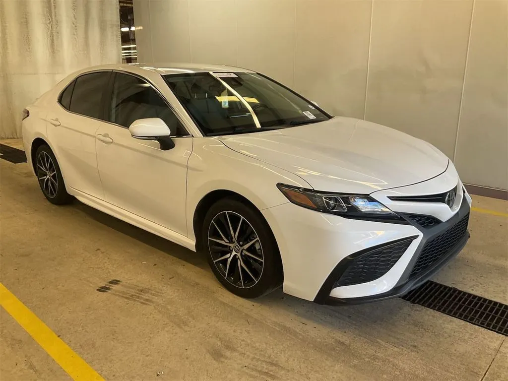 White 2023 Toyota Camry SE for sale in Summerville, SC