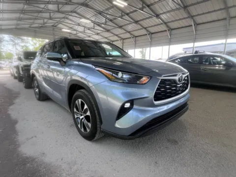 Gray 2023 Toyota Highlander XLE for sale in Summerville, SC