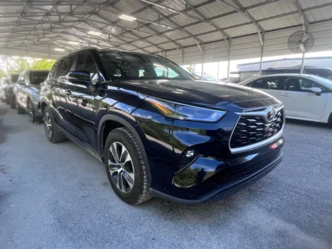 Black 2023 Toyota Highlander XLE for sale in Summerville, SC