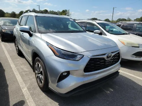Silver 2023 Toyota Highlander XLE for sale in Summerville, SC