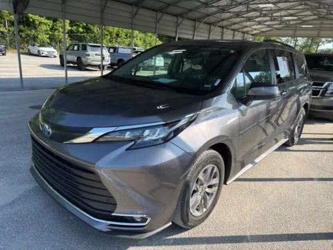 Gray 2024 Toyota Sienna XLE for sale in Summerville, SC