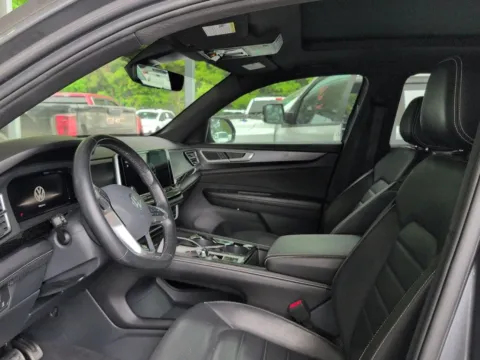 More photos of 2024 Volkswagen Atlas Cross Sport 2.0T SEL R-Line at Automaxx of the Carolinas, SC