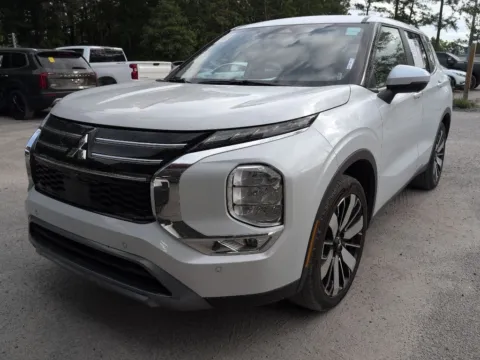 White 2025 Mitsubishi Outlander SE for sale in Summerville, SC