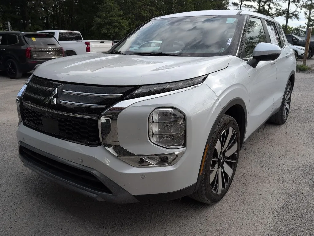 White 2025 Mitsubishi Outlander SE for sale in Summerville, SC