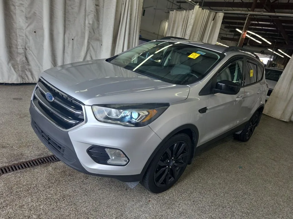 Silver 2019 Ford Escape SE for sale in Summerville, SC