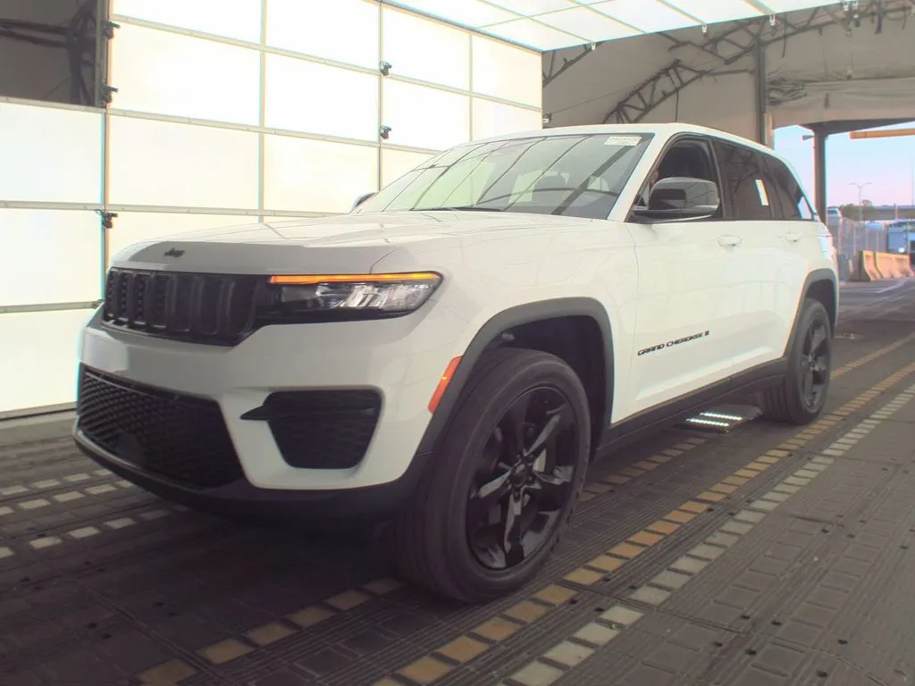 White 2023 Jeep Grand Cherokee Altitude X for sale in Summerville, SC