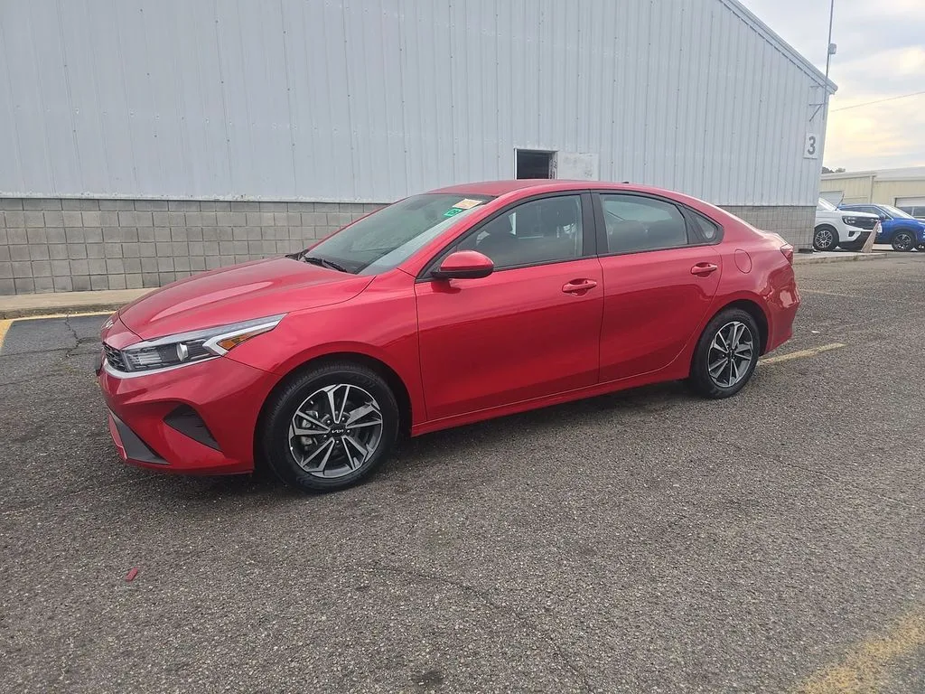 2023 Kia Forte LXS AT's photo