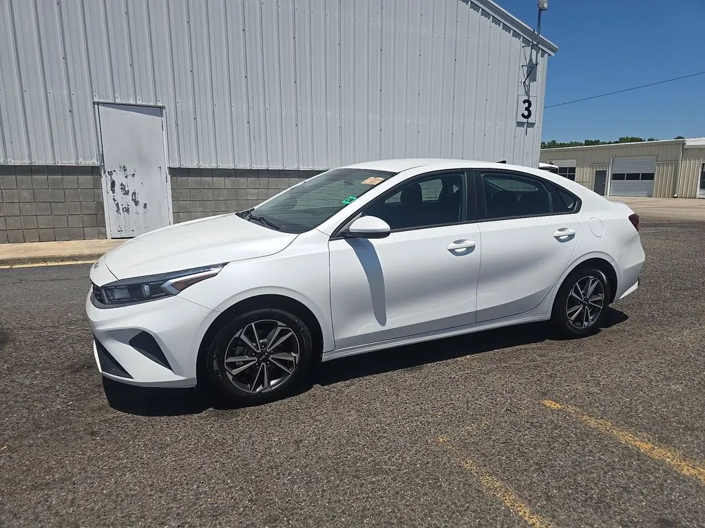 2022 Kia Forte LXS AT's photo