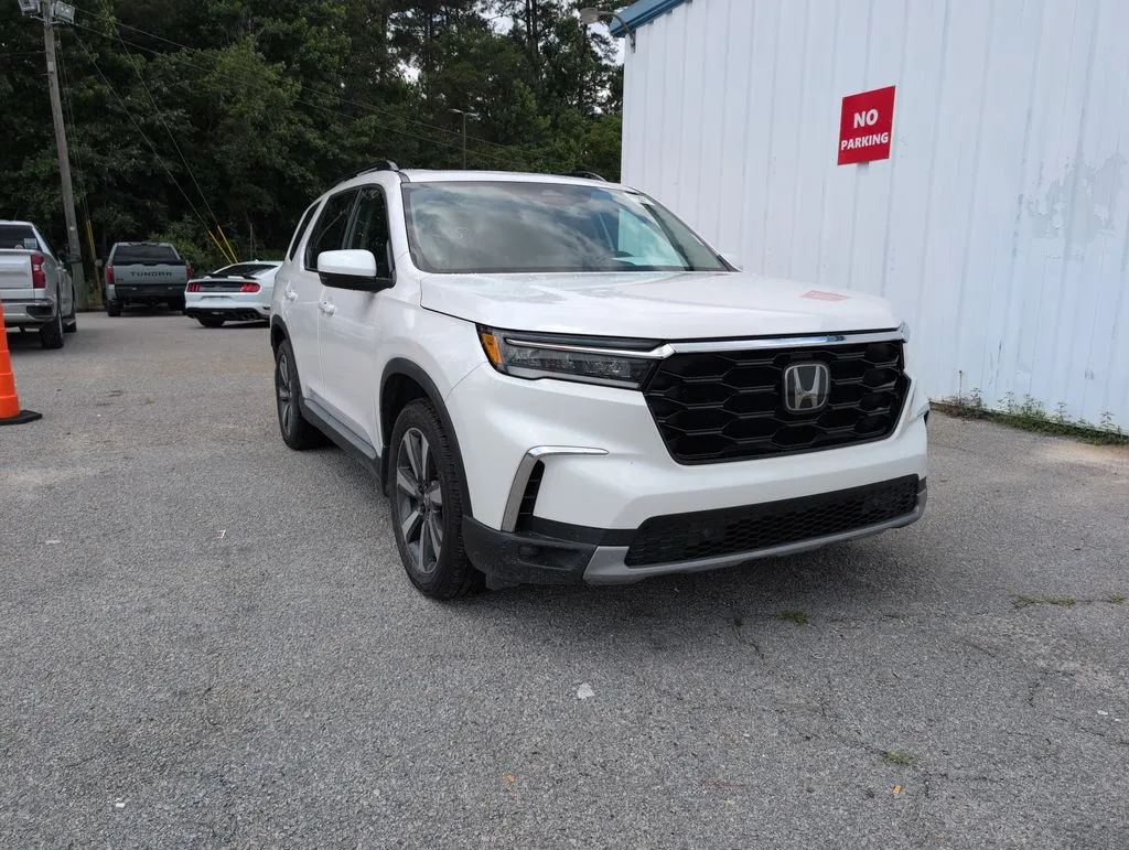 2023 Honda Pilot Touring 2WD's photo