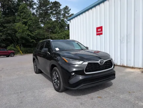 Black 2023 Toyota Highlander XLE for sale in Summerville, SC