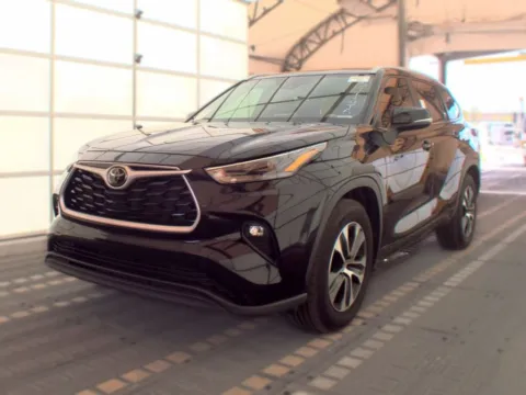 Black 2023 Toyota Highlander XLE for sale in Summerville, SC