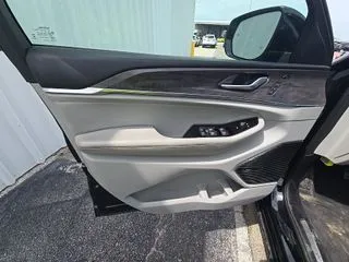 More photos of 2022 Jeep Grand Cherokee Overland 4xe at Automaxx of the Carolinas, SC