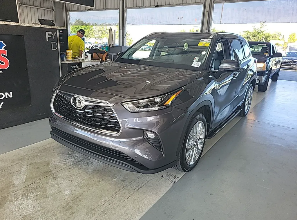 Gray 2023 Toyota Highlander Limited for sale in Summerville, SC