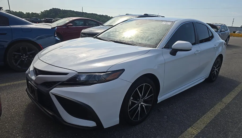 White 2021 Toyota Camry SE for sale in Summerville, SC