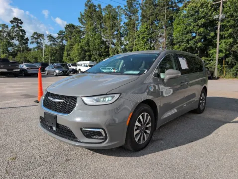 More photos of 2022 Chrysler Pacifica Hybrid Touring L at Automaxx of the Carolinas, SC