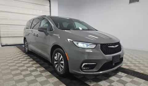 More photos of 2022 Chrysler Pacifica Hybrid Touring L at Automaxx of the Carolinas, SC
