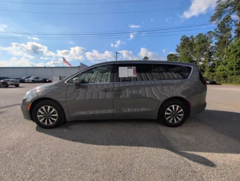 More photos of 2022 Chrysler Pacifica Hybrid Touring L at Automaxx of the Carolinas, SC
