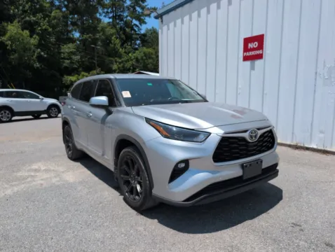 Silver 2023 Toyota Highlander LE for sale in Summerville, SC